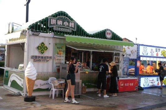 178炒股配资 供销小栈：青岛西海岸新区金沙滩啤酒城里送清凉