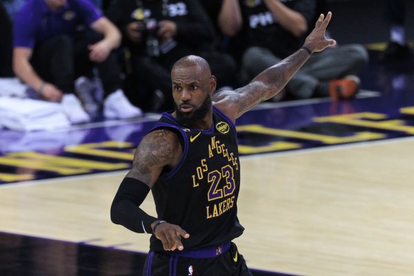 最大股票配资网 湖人因东&里受伤被看扁 但只要老詹出战他们依然是极具威胁的球队